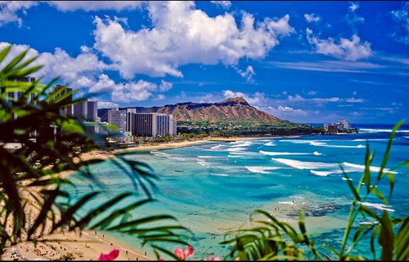 Scenic Hawaiian beach, Diamond Head, Waikiki 