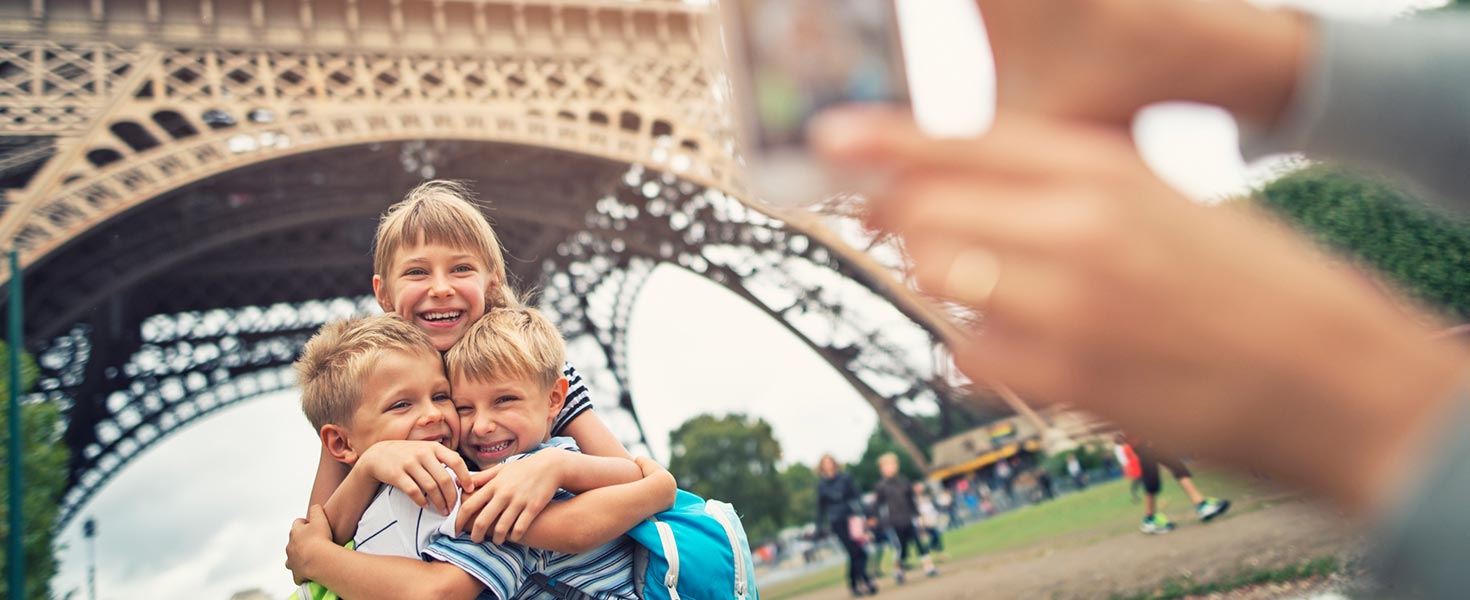 picture taking of kids in front of eiffel tower