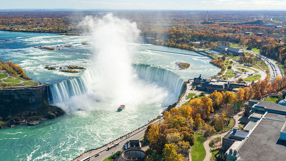 Overlooking the Niagara Falls Horseshoe Falls. Photo by Cheng Feng Chiang/iStock.com