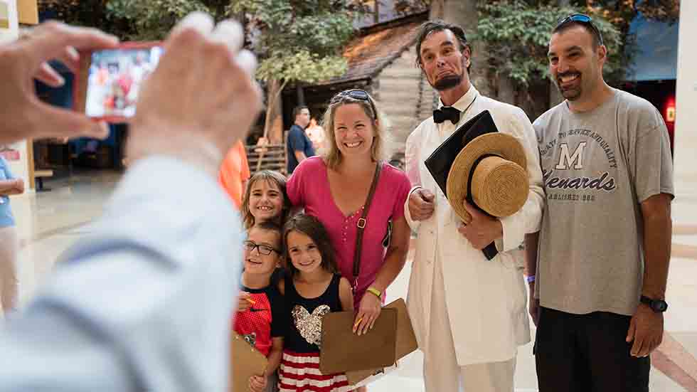 Abraham-Lincoln-Presidential-Library-and-Museum-Family-Pose