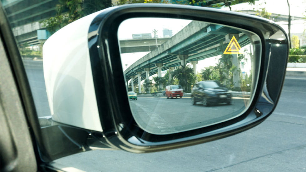 blind spot indicator on car mirror