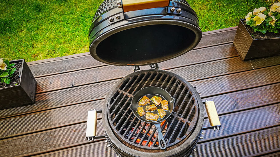 Grill with skillet