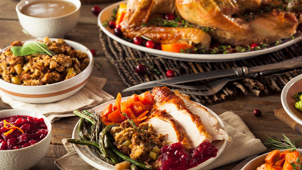 traditional thanksgiving diner, turkey and sides