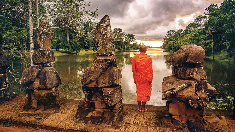Angkor Wat Monk water